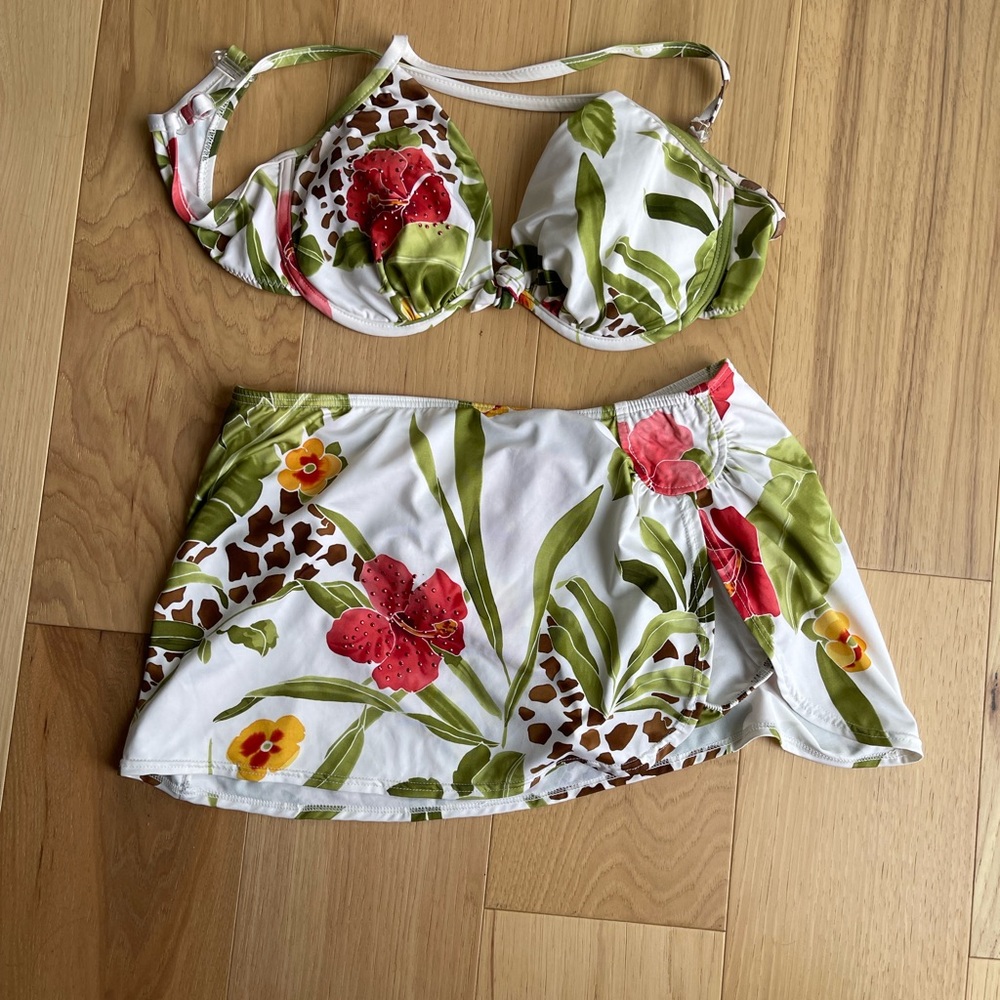 Gorgeous flattering two piece size m/l